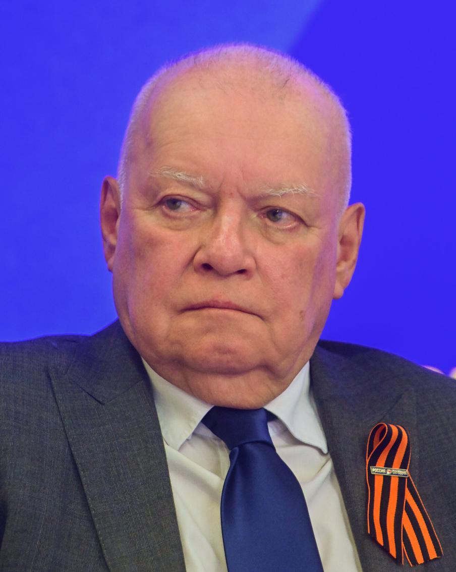 Дмитрий Киселёв запускает авторскую программу на телеканале "Россия". Дмитрий Киселёв, известный журналист и телеведущий, запускает новую авторскую программу "Киселёв" на телеканале "Россия". Она будет выходить по воскресеньям начиная с 6 сентября, в 22:00 по московскому времени. Ранее Дмитрий Киселёв вёл программу "Вести недели", а теперь его место займёт Евгений Попов