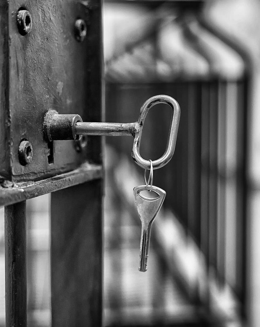 Осуждённый за рекордную взятку экс-следователь женился в нижегородской колонии. Бывший следователь Марат Тамбиев, приговорённый к 16 годам лишения свободы за получение рекордной взятки в размере 2718 биткоинов (около 7,3 млрд рублей), сочетался браком в исправительной колонии строгого режима города Бор