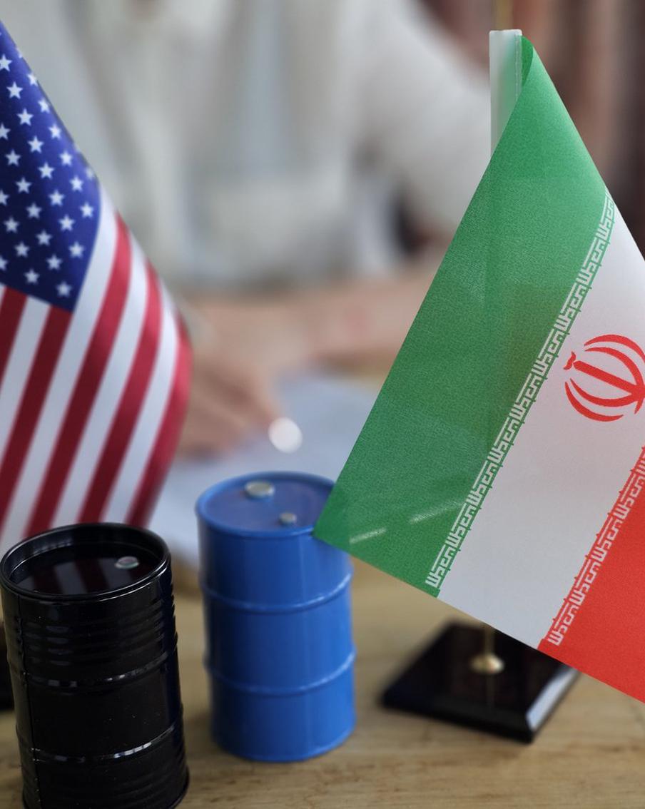 США ужесточают санкционную политику в отношении Ирана. Администрация США объявила о начале широкомасштабной экономической операции против Ирана, получившей название economic D-Day. Её цель – полностью изолировать Иран от финансовой системы и предотвратить любые торговые связи с ним со стороны третьих стран