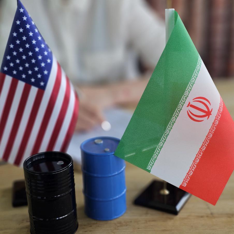 США ужесточают санкционную политику в отношении Ирана. Администрация США объявила о начале широкомасштабной экономической операции против Ирана, получившей название economic D-Day. Её цель – полностью изолировать Иран от финансовой системы и предотвратить любые торговые связи с ним со стороны третьих стран