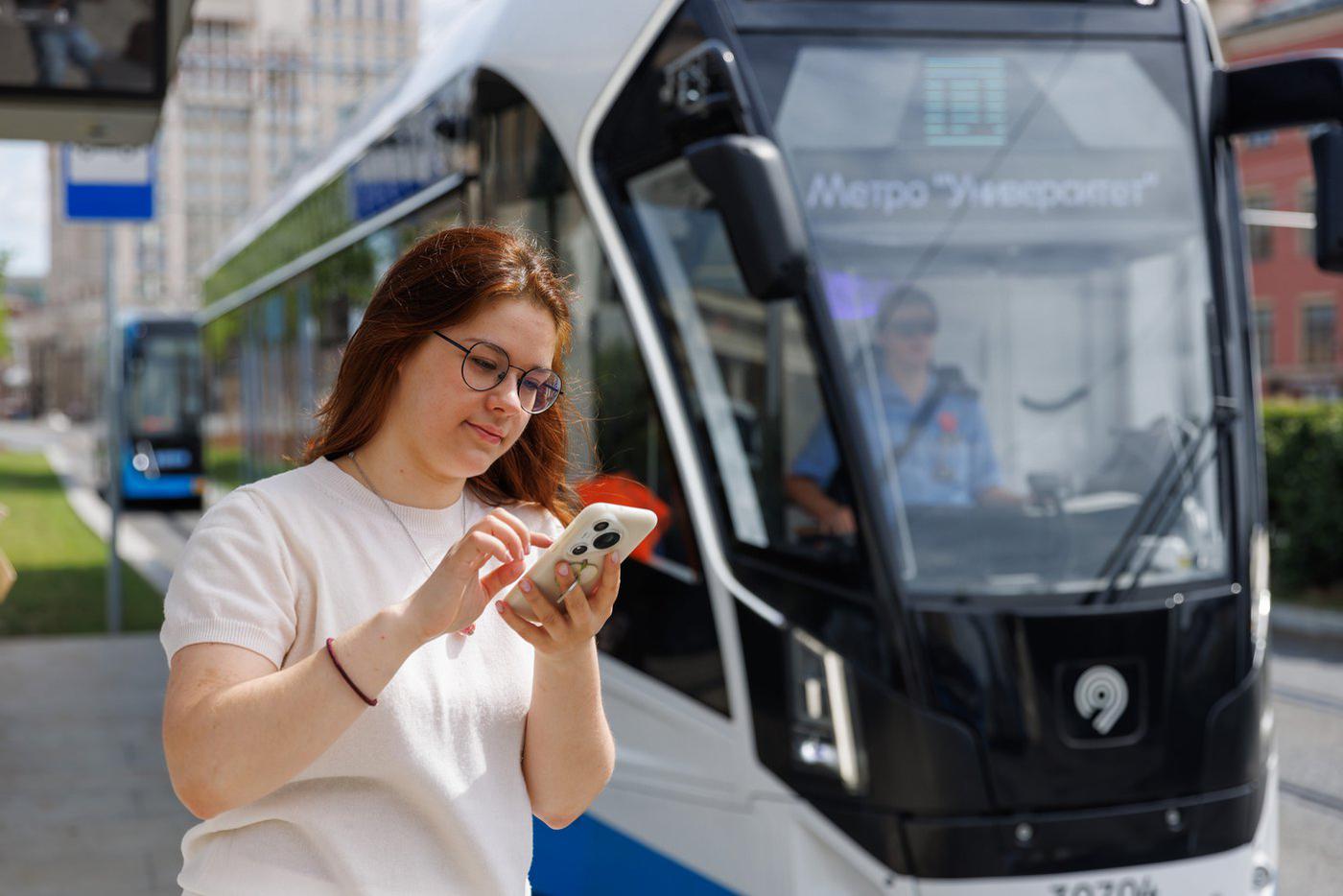На всех столичных остановках наземного транспорта расширили функционал QR-кодов