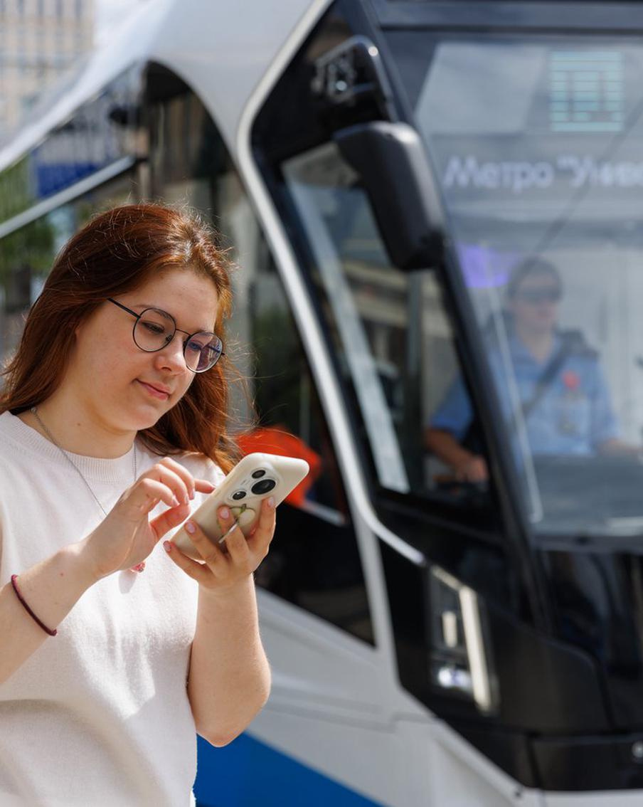 На всех столичных остановках наземного транспорта расширили функционал QR-кодов