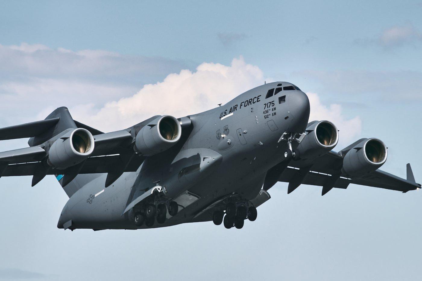 Boeing C-17 ВВС США совершил посадку в Москве