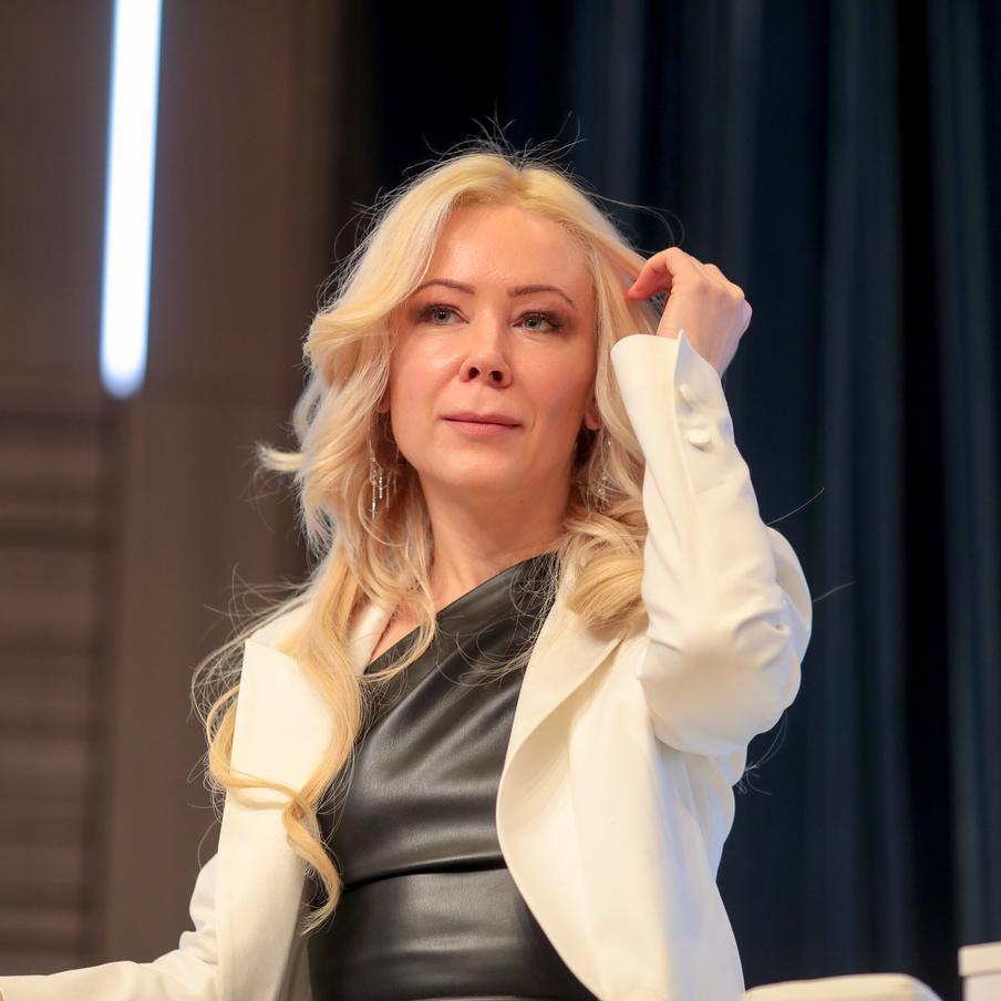 Мизулина отреагировала на слухи об отмене концертов Канье Уэста. Екатерина Мизулина выразила своё отношение к отмене концертов Канье Уэста, которые должны были пройти в Санкт-Петербурге в октябре 2026 года. Она опубликовала фотографию рэпера с подписью "Служу России"