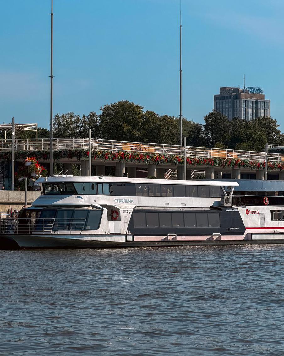 Во время следования "Стрельны" с неё открываются виды на Кремль, храм Василия Блаженного и другие достопримечательности