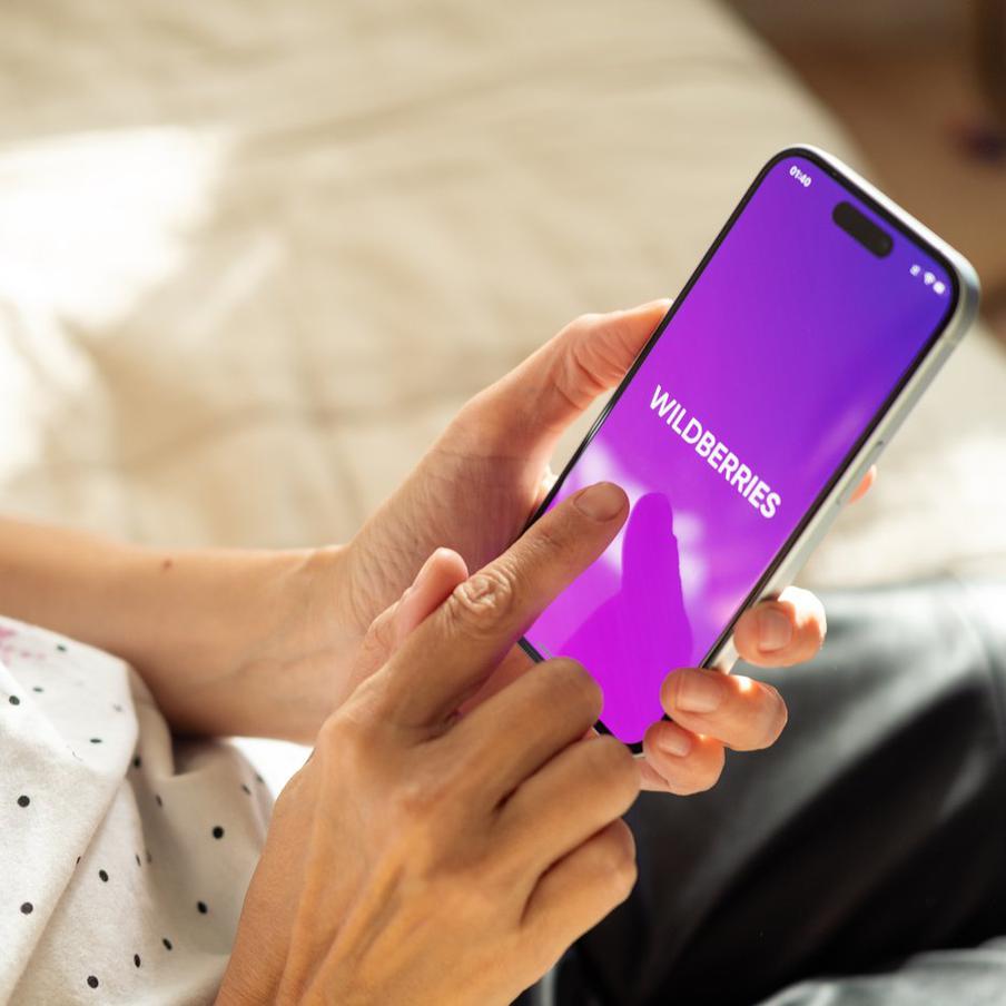 Wildberries запустил собственный мессенджер WB Chat. Компания Wildberries представила свой собственный мессенджер – WB Chat. Он доступен в App Store и Google Play. Чтобы начать пользоваться мессенджером, нужно создать аккаунт WB id. WB Chat предлагает широкий спектр функций