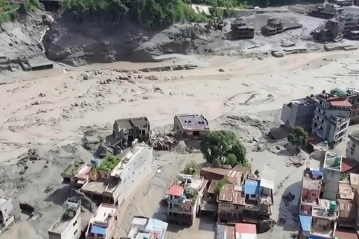 Reuters: в Непале в результате наводнения пропало без вести более 570 человек