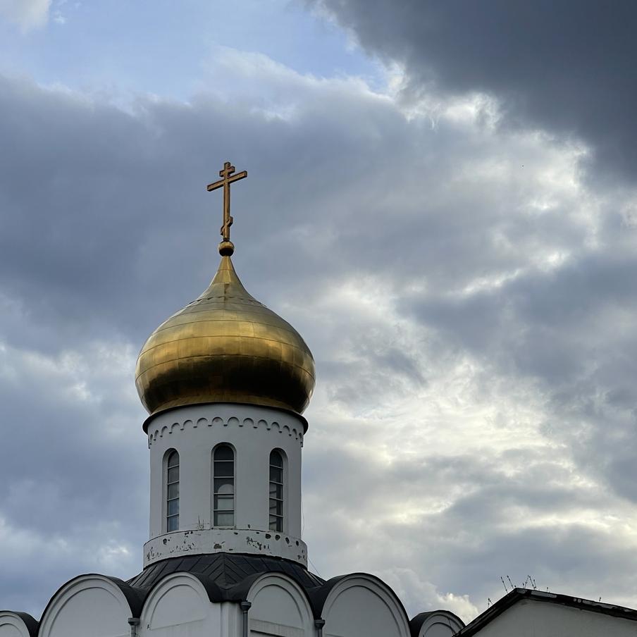 Православные верующие отмечают предпразднство Успения Богородицы 27 августа. Церковь готовит верующих к одному из двунадесятых праздников. В этот день в храмах уже звучат молитвы, посвящённые предстоящему торжеству