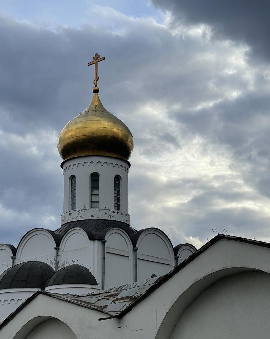 Православные верующие отмечают предпразднство Успения Богородицы 27 августа. Церковь готовит верующих к одному из двунадесятых праздников. В этот день в храмах уже звучат молитвы, посвящённые предстоящему торжеству