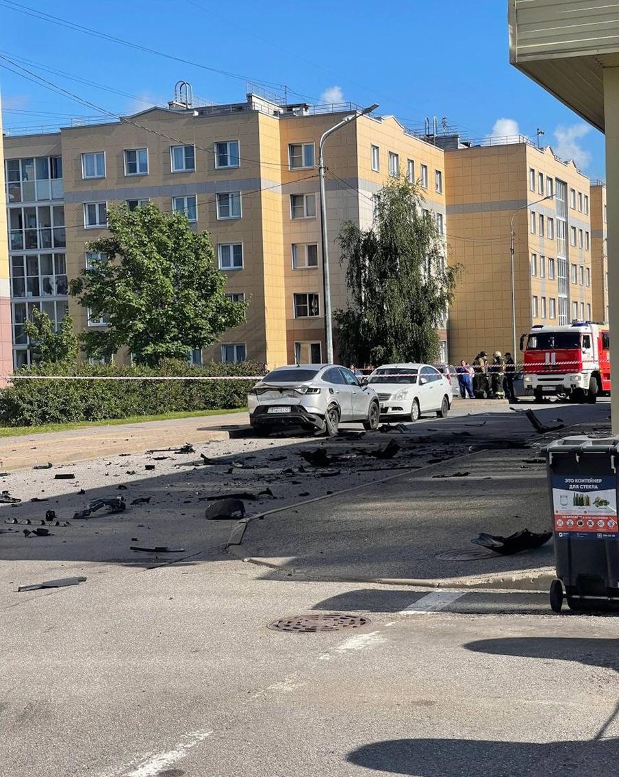 Последствия подрыва автомобиля высокопоставленного военного в Санкт-Петербурге.