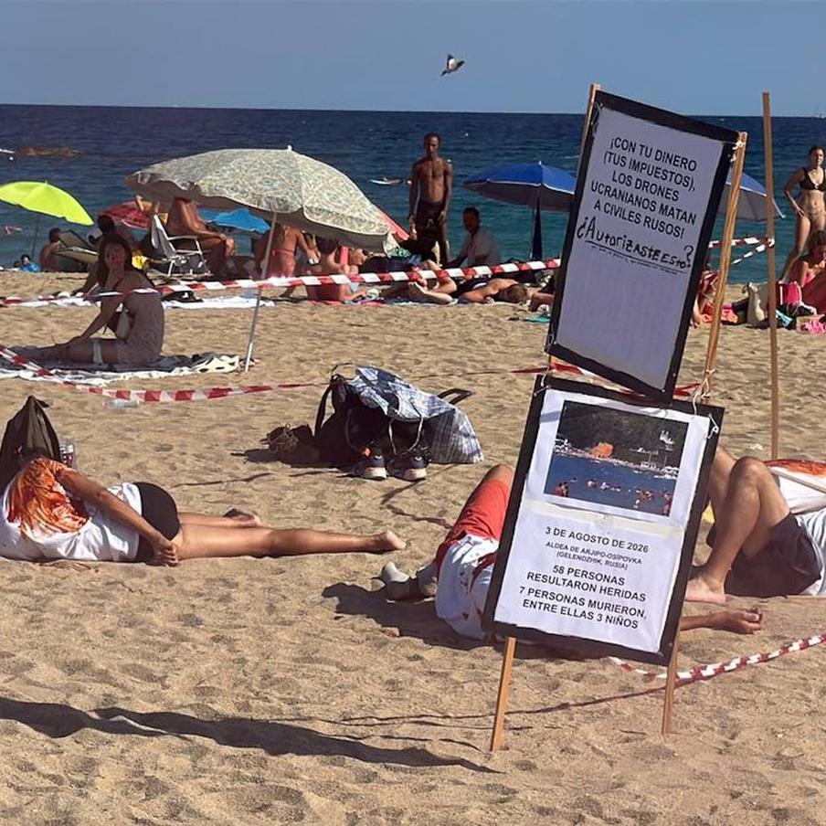 В Барселоне антифашисты провели акцию против ударов дронов ВСУ по мирным жителям. Участники протеста на пляже легли на песок, изображая жертв атак, и призвали обратить внимание на судьбы людей, погибших в результате применения беспилотников украинских нацистов