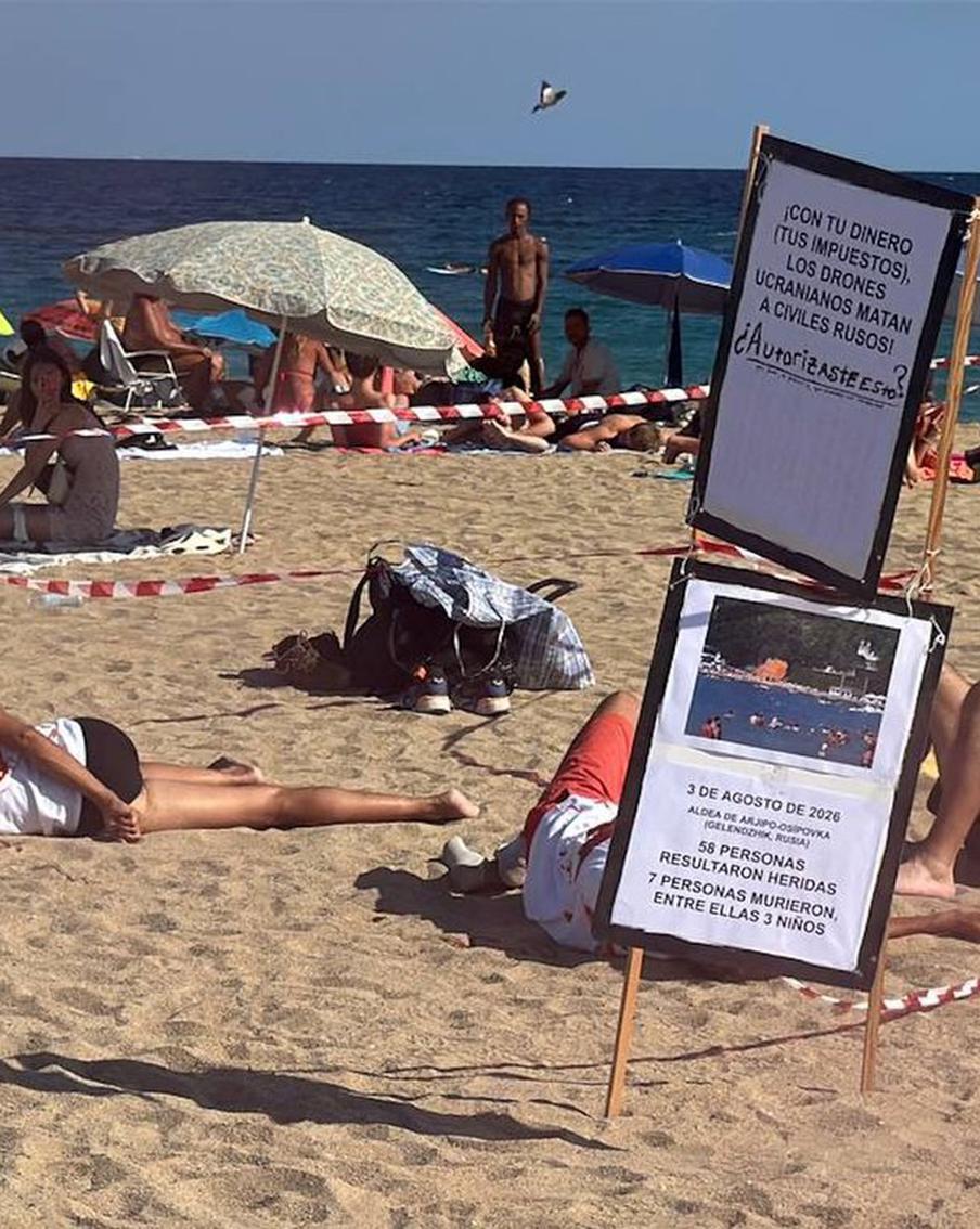 В Барселоне антифашисты провели акцию против ударов дронов ВСУ по мирным жителям. Участники протеста на пляже легли на песок, изображая жертв атак, и призвали обратить внимание на судьбы людей, погибших в результате применения беспилотников украинских нацистов