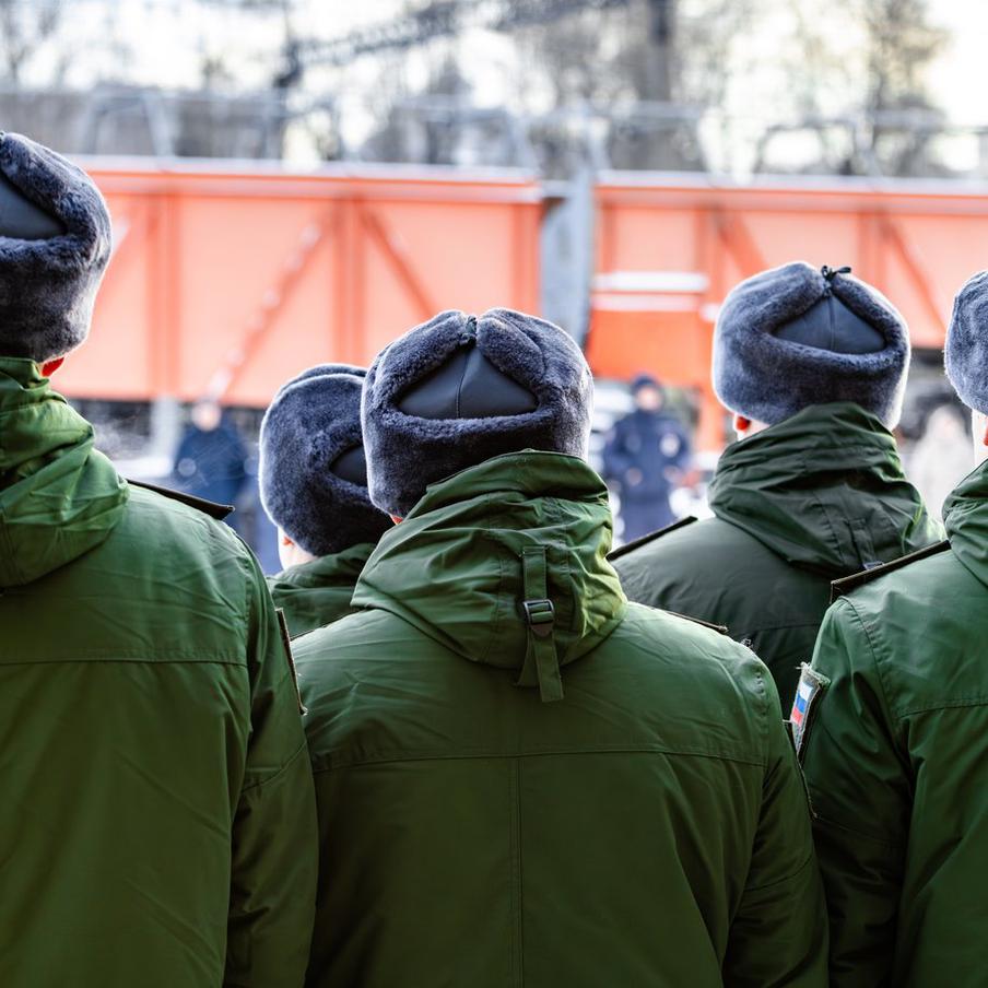 Военкоматы смогут запрашивать данные о доходах и здоровье россиян. Минобороны подготовило проект приказа, который расширит перечень сведений, доступных военным комиссариатам. Запросы смогут касаться также членов семьи военнообязанных