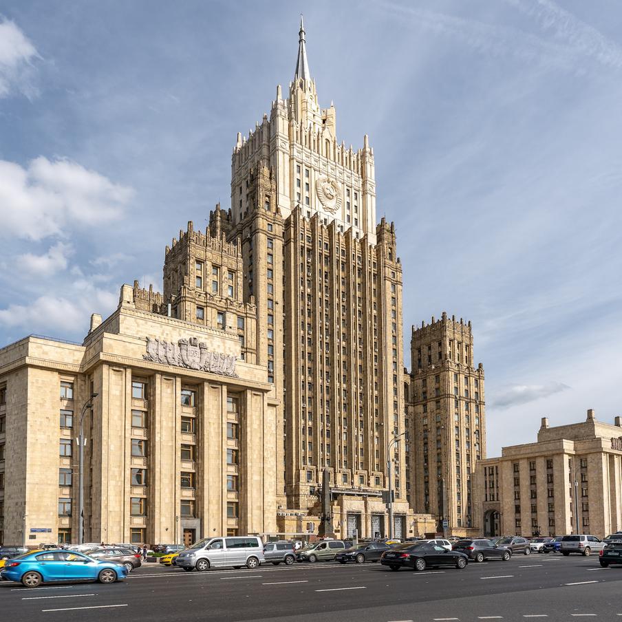 МИД расценил как пиратство действия Парижа, который задерживает якобы теневой флот России. Поводом для очередного витка напряжённости стали задержания французскими властями танкеров, которые, по мнению Парижа, входят в так называемый теневой флот России. Официальный представитель российского дипведомства назвал эти действия "настоящим пиратством"