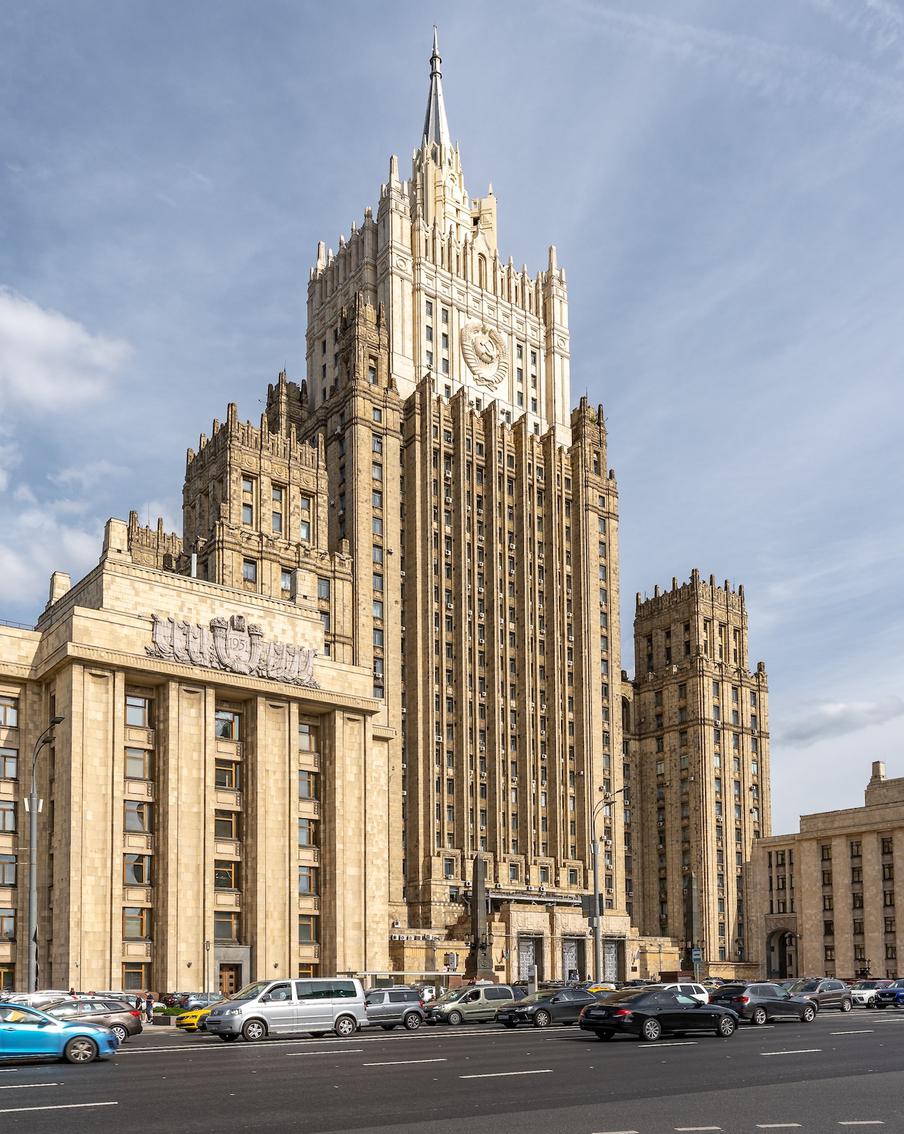 МИД расценил как пиратство действия Парижа, который задерживает якобы теневой флот России. Поводом для очередного витка напряжённости стали задержания французскими властями танкеров, которые, по мнению Парижа, входят в так называемый теневой флот России. Официальный представитель российского дипведомства назвал эти действия "настоящим пиратством"