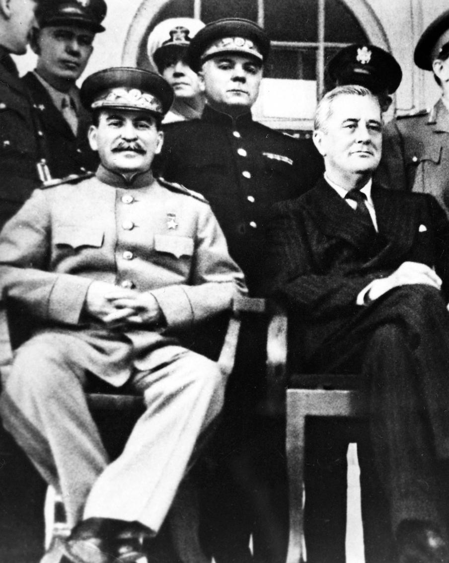 Глава Минфина США в статье об Иране "забыл" о Сталине во время обсуждения конференции 1943 года. Министр финансов США Скотт Бессент опубликовал в Financial Times колонку, посвящённую Ирану, в которой, описывая Тегеранскую конференцию 1943 года, назвал лишь двух участников – Рузвельта и Черчилля, "забыв" о Сталине