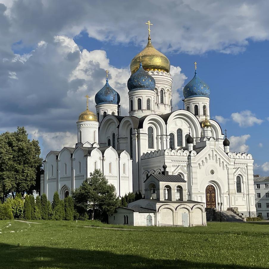 Сегодня Православная церковь отмечает Успение Пресвятой Богородицы. Верующие вспоминают день кончины Девы Марии, которую Церковь воспринимает не как трагический конец земной жизни, а как мирный переход к вечной жизни