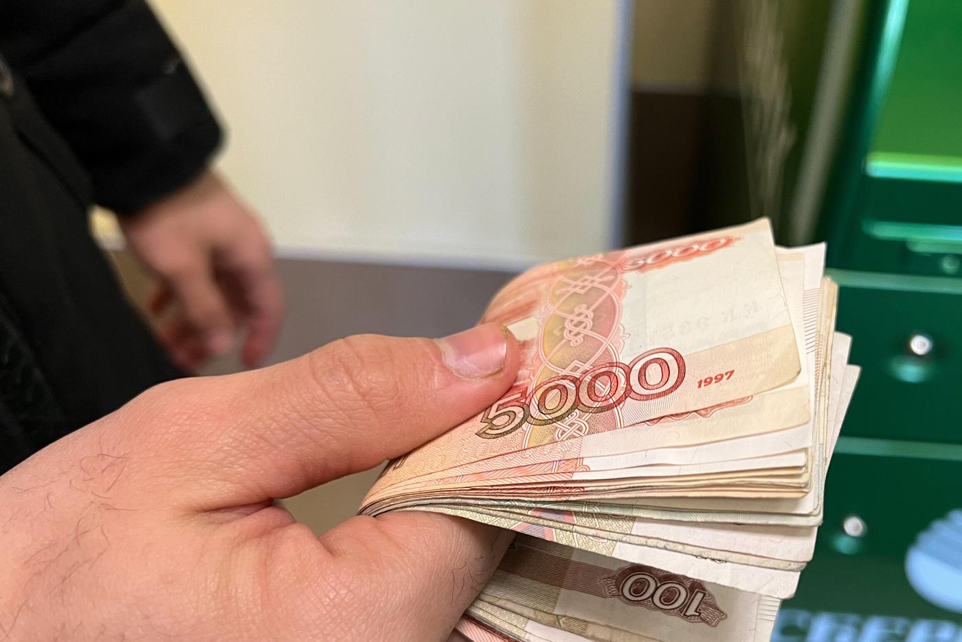 Как вложить 100 тысяч рублей до Нового года, чтобы накопить на праздники