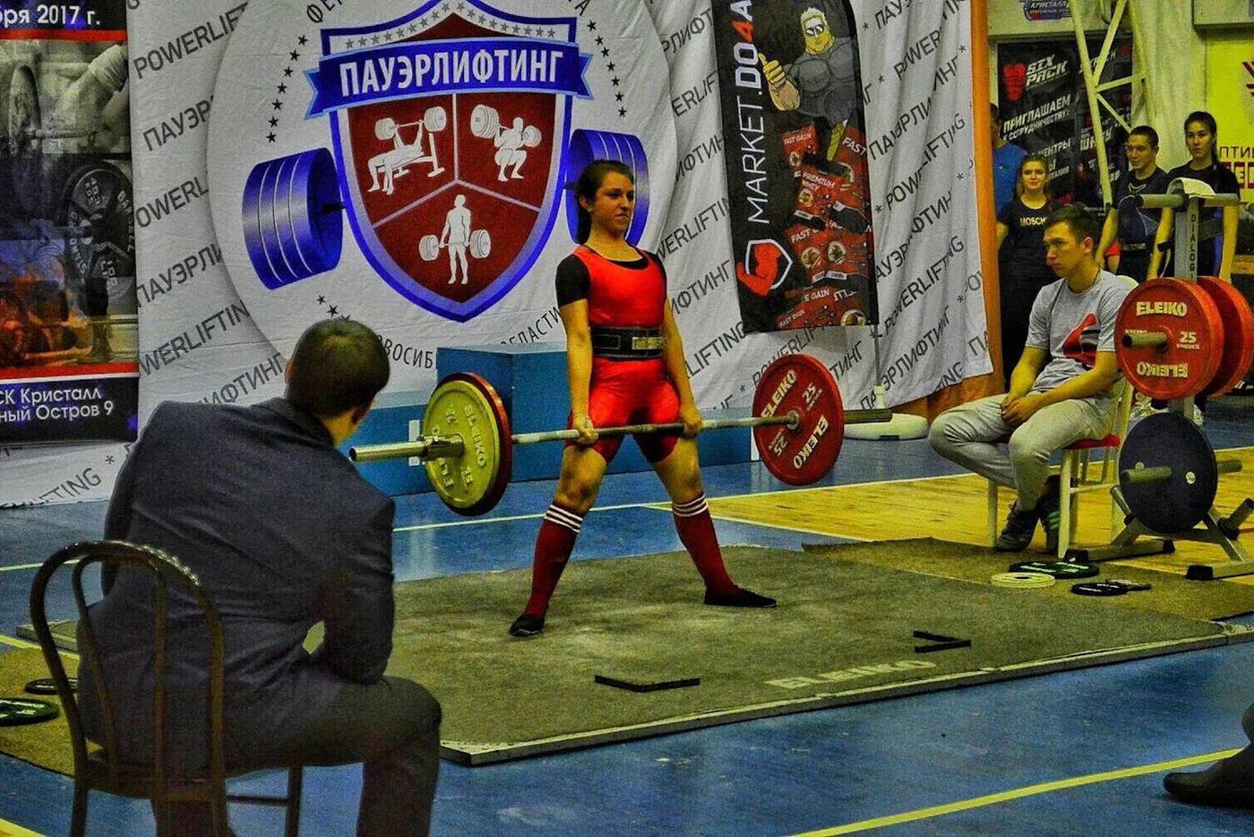 Снежана на соревнованиях берёт очередной вес