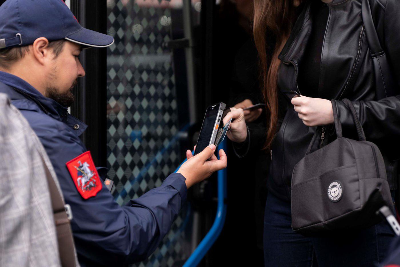 Контролёры впервые провели проверку оплаты проезда пассажирами возле станции метро "Озёрная"