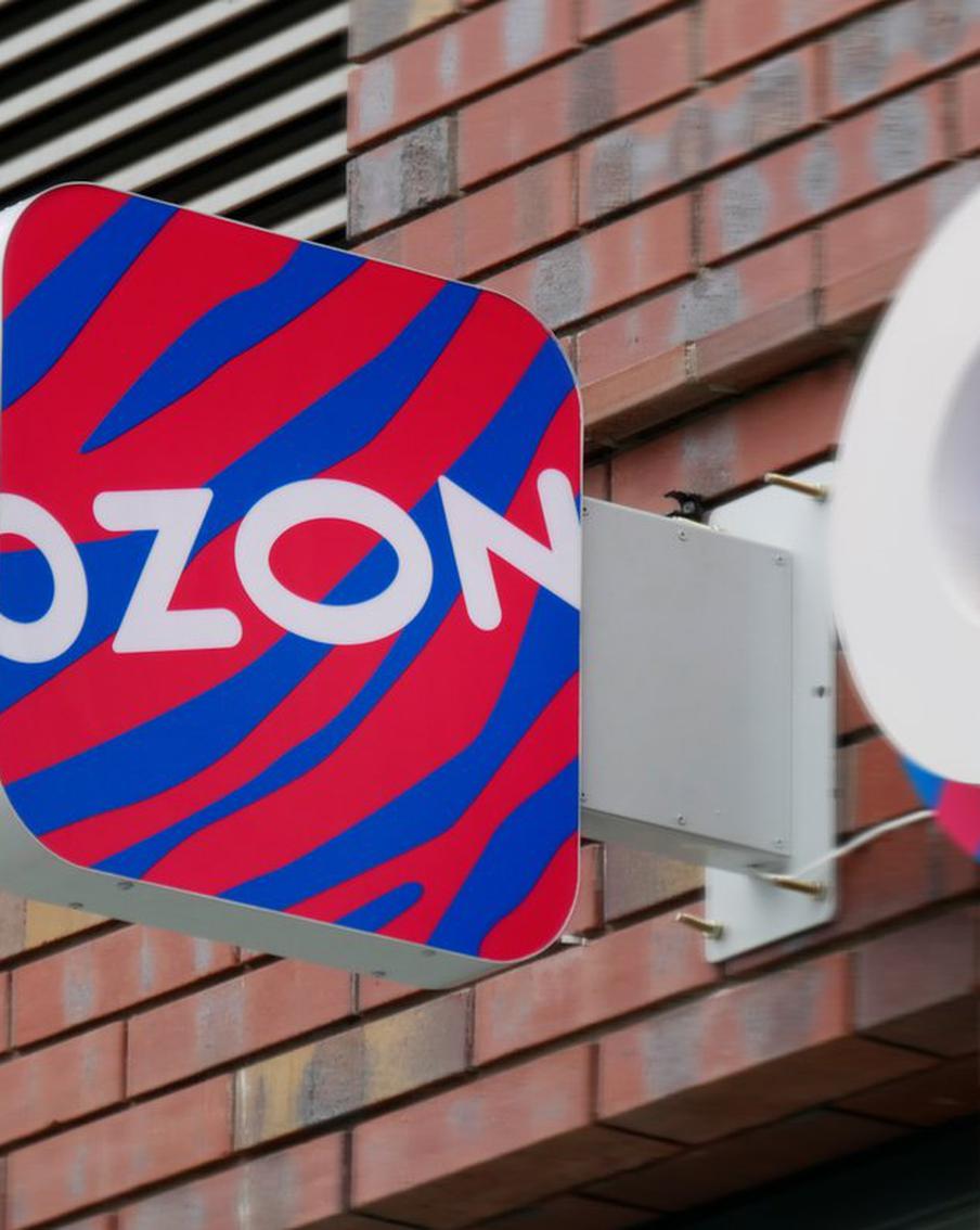 Ozon с сентября начнёт продавать товары прямо из пунктов выдачи. С 10 сентября маркетплейс Ozon приступит к преобразованию более 80 тысяч пунктов выдачи заказов (ПВЗ) в небольшие логистические центры. Этот процесс будет проходить в два этапа. На первом этапе пункты выдачи станут площадками для реализации невостребованных и отменённых товаров