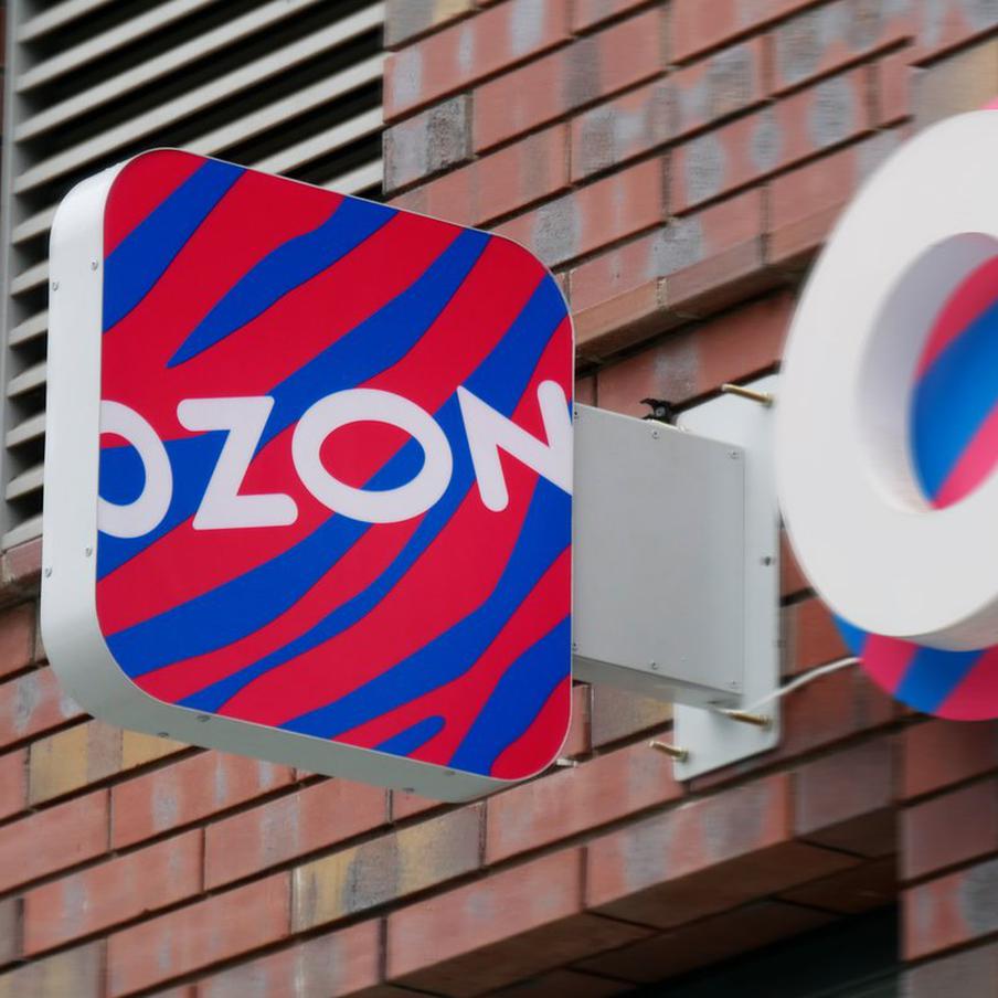 Ozon с сентября начнёт продавать товары прямо из пунктов выдачи. С 10 сентября маркетплейс Ozon приступит к преобразованию более 80 тысяч пунктов выдачи заказов (ПВЗ) в небольшие логистические центры. Этот процесс будет проходить в два этапа. На первом этапе пункты выдачи станут площадками для реализации невостребованных и отменённых товаров