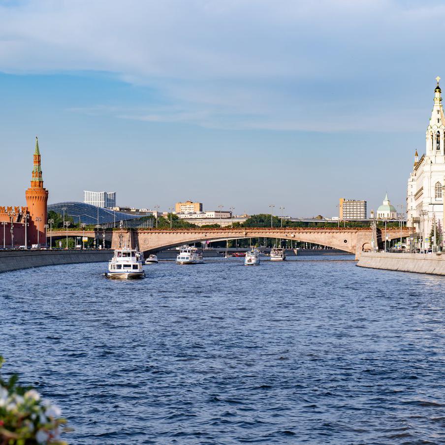 Синоптик Ильин: москвичей 1 сентября ждёт тёплая погода. 1 сентября в Москве ожидается тёплая погода с температурой воздуха до 25 градусов. Хотя утренние часы, когда будут проходить школьные церемонии, будут сухими, днём возможны небольшой дождь и усиление облачности
