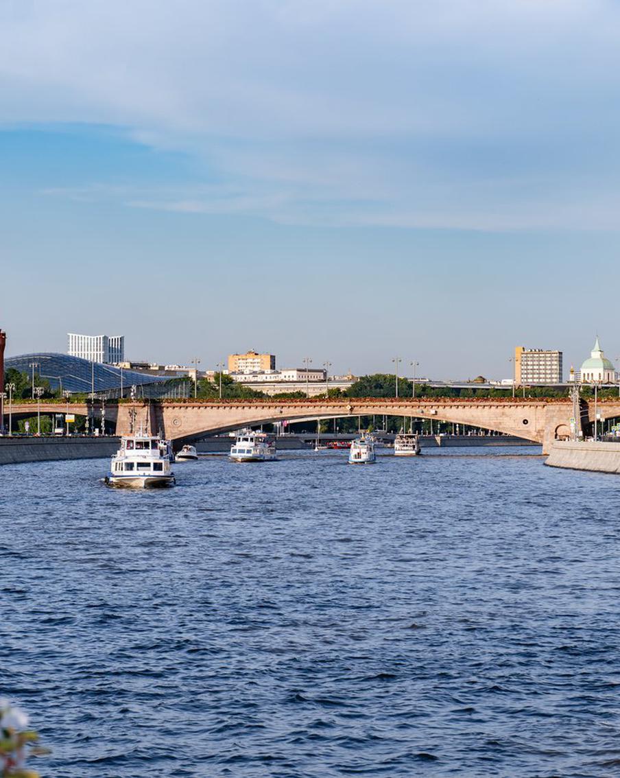 Синоптик Ильин: москвичей 1 сентября ждёт тёплая погода. 1 сентября в Москве ожидается тёплая погода с температурой воздуха до 25 градусов. Хотя утренние часы, когда будут проходить школьные церемонии, будут сухими, днём возможны небольшой дождь и усиление облачности