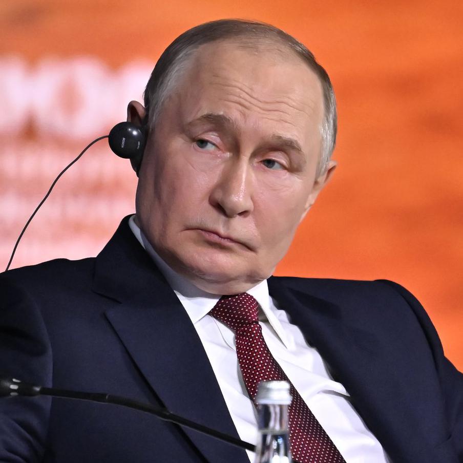 Владимир Путин объяснил необходимость проведения спецоперации на Украине. Говоря о том, почему России пришлось пойти на спецоперацию, российский президент привёл в пример взаимодействие косаток и белых медведей на Северном полюсе. Он подчеркнул, что именно через такие природные примеры необходимо объяснять происходящее в мире детям