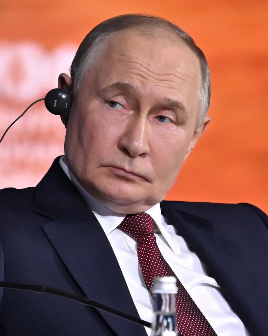 Владимир Путин объяснил необходимость проведения спецоперации на Украине. Говоря о том, почему России пришлось пойти на спецоперацию, российский президент привёл в пример взаимодействие косаток и белых медведей на Северном полюсе. Он подчеркнул, что именно через такие природные примеры необходимо объяснять происходящее в мире детям
