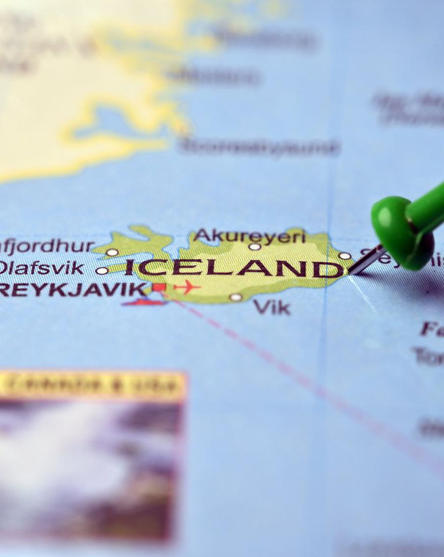 В Исландии раскрыли первые итоги референдума по вступлению в ЕС. На референдуме в Исландии избиратели разделились примерно поровну, когда речь зашла о возобновлении переговоров о вступлении в Евросоюз. Сторонники интеграции объясняют свою позицию тем, что вступление в ЕС поможет защитить экономику от торгового давления США и обеспечит большую безопасность в условиях нестабильного международного порядка
