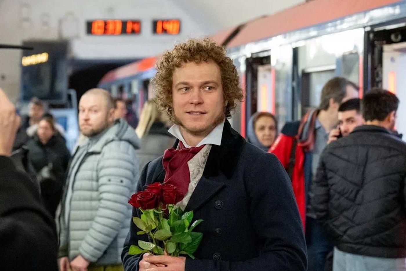 Юра Борисов в образе Пушкина успел проехать и на метро.