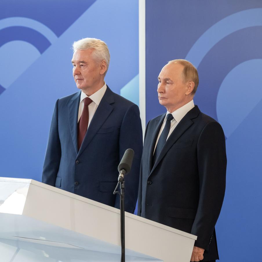 Путин поблагодарил Собянина за активное развитие школьного образования. Российский президент Владимир Путин похвалил столичного мэра Сергея Собянин за развитие в городе школьного образования