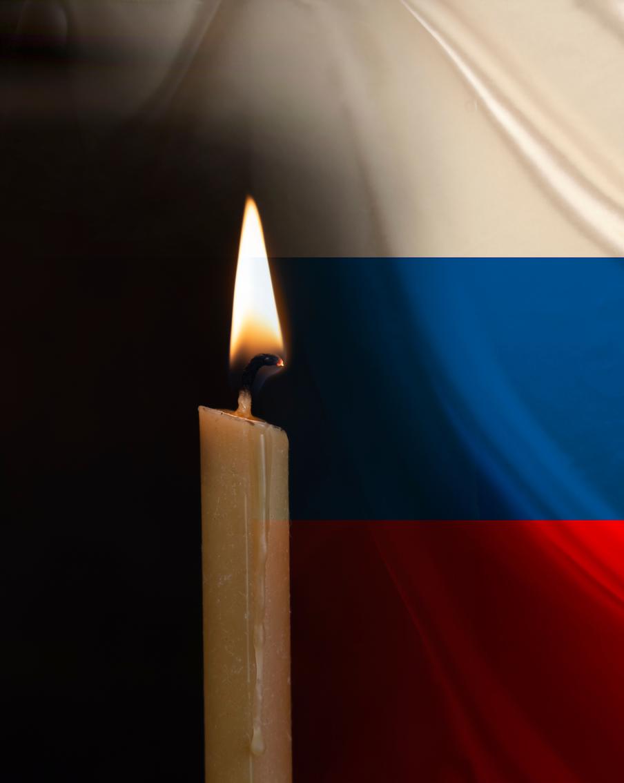 При крушении пассажирского судна у берегов Кипра погибла гражданка России. В результате крушения парома в 2,5 км от побережья города Гирне (Северный Кипр) погибла гражданка России и ещё как минимум семь человек. 17 человек до сих пор считаются пропавшими без вести. Власти Северного Кипра объявили трёхдневный траур. Капитан и семь ответственных лиц были задержаны для выяснения обстоятельств катастрофы