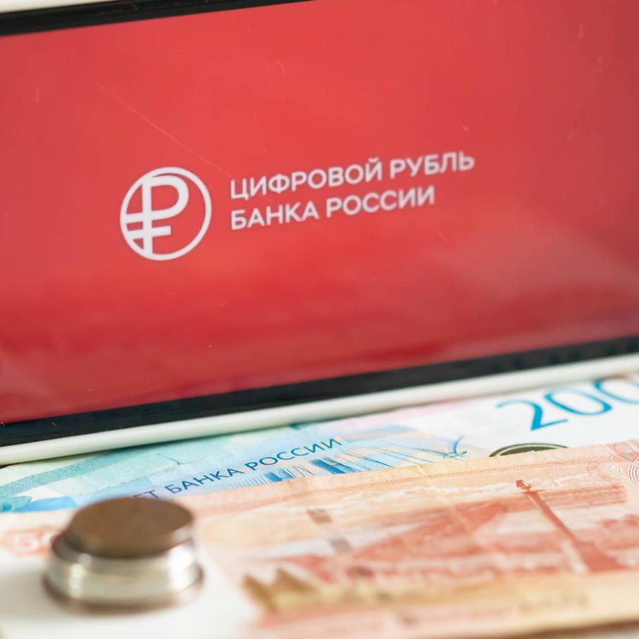 Банк России представил логотип цифрового рубля. Банк России утвердил официальный логотип цифрового рубля. Он представляет собой ярко-красную окружность с символом рубля и защитным полем, что обеспечивает его чёткость. С 1 сентября в нашей стране стартует массовая эмиссия этой третьей формы национальной валюты. В мобильных приложениях банков логотип будет отображаться в красном цвете