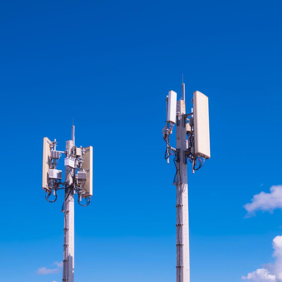 Минцифры анонсировало скорый запуск 5G в городах-миллионниках. Министерство цифрового развития планирует реализовать проект по созданию сетей 5G в городах России с населением более миллиона человек. Основой для этого станут уже имеющиеся частоты LTE, которые были одобрены Государственной комиссией по радиочастотам (ГКРЧ) для операторов "Билайн", "Мегафон", МТС и Т2
