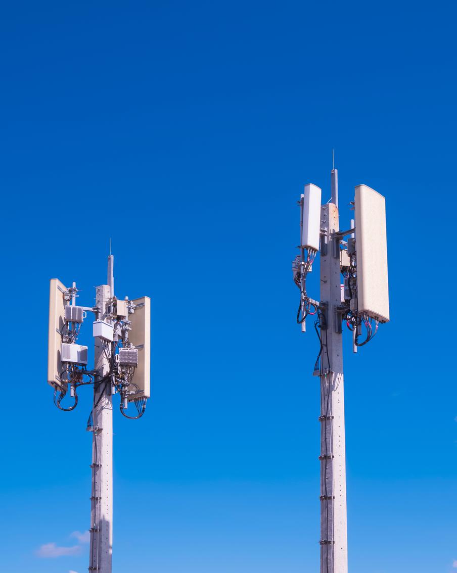 Минцифры анонсировало скорый запуск 5G в городах-миллионниках. Министерство цифрового развития планирует реализовать проект по созданию сетей 5G в городах России с населением более миллиона человек. Основой для этого станут уже имеющиеся частоты LTE, которые были одобрены Государственной комиссией по радиочастотам (ГКРЧ) для операторов "Билайн", "Мегафон", МТС и Т2