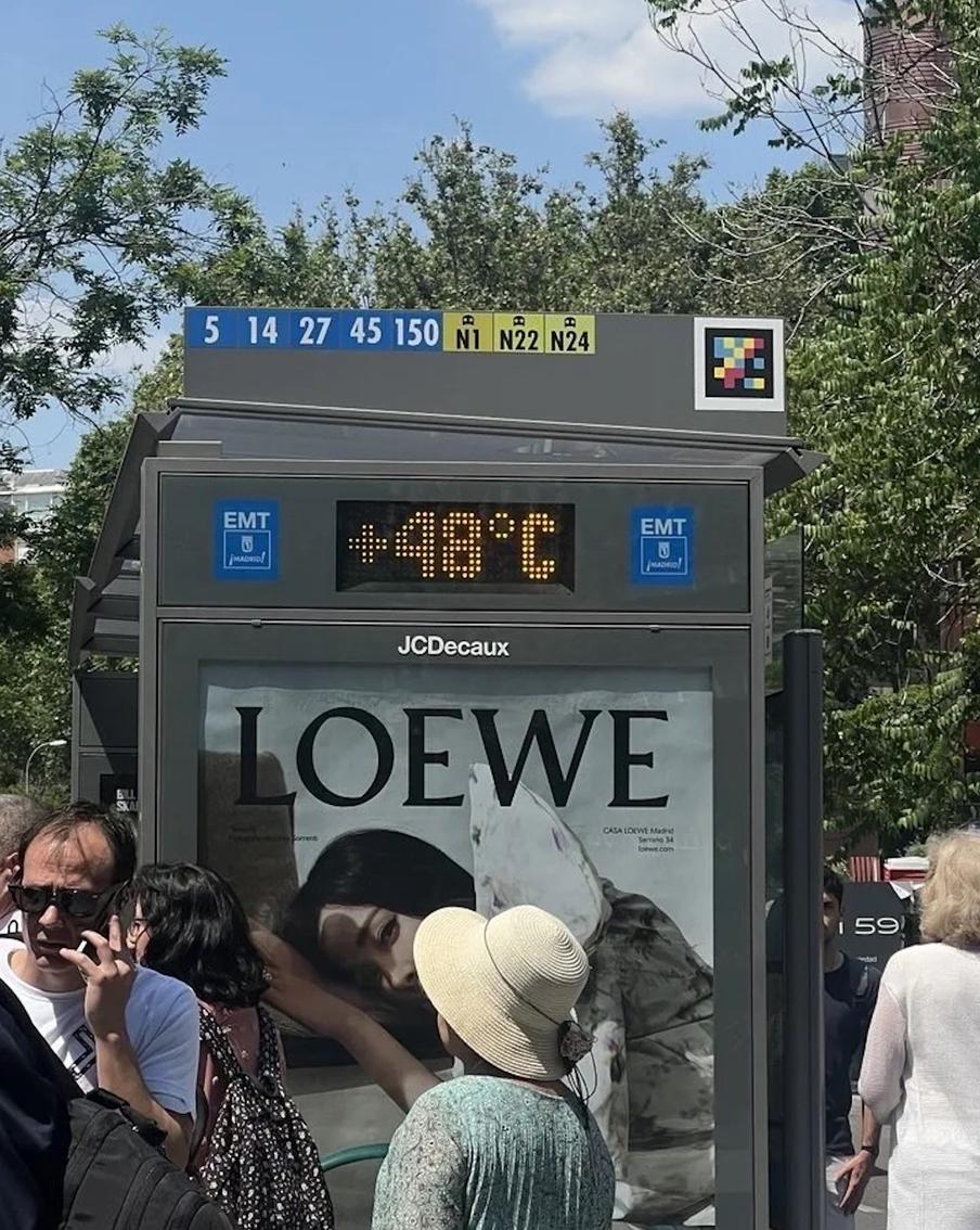 Температурное табло на автобусной остановке в Мадриде. Лето 2026 года.