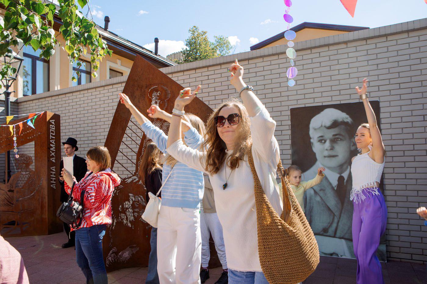Как москвичи поутру под кофе и рейв вспоминали стихи Есенина