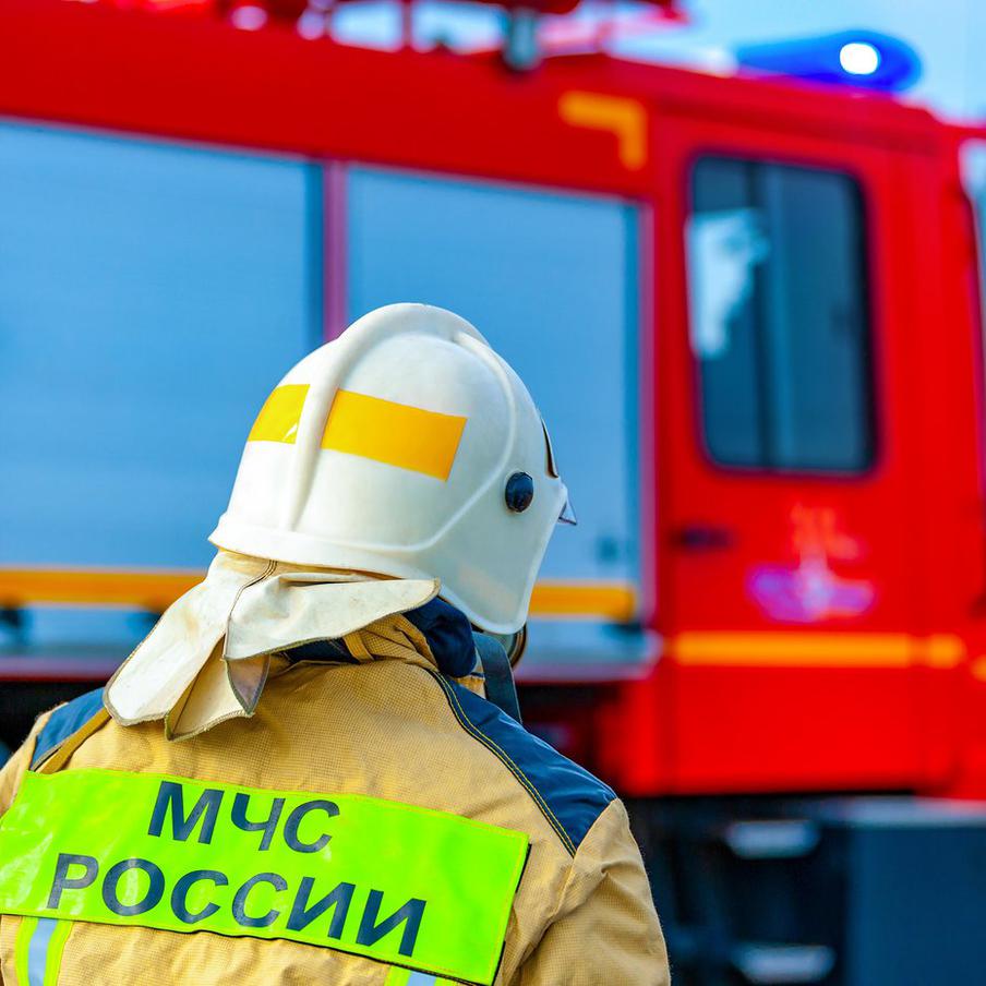 В Ленобласти из-за атаки ВСУ произошло возгорание в портовой зоне. В портовой зоне Усть-Луги в результате атаки беспилотника возник пожар, и были повреждены объекты инфраструктуры. На месте происшествия работают экстренные службы, которые выясняют масштабы ущерба