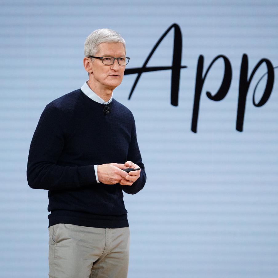 Тим Кук покинул пост гендиректора Apple спустя 15 лет. Тим Кук завершил свою карьеру в качестве генерального директора Apple, перейдя на должность исполнительного председателя совета директоров. Его место занял Джон Патрик Тернус, ранее занимавший пост вице-президента по разработке аппаратного обеспечения