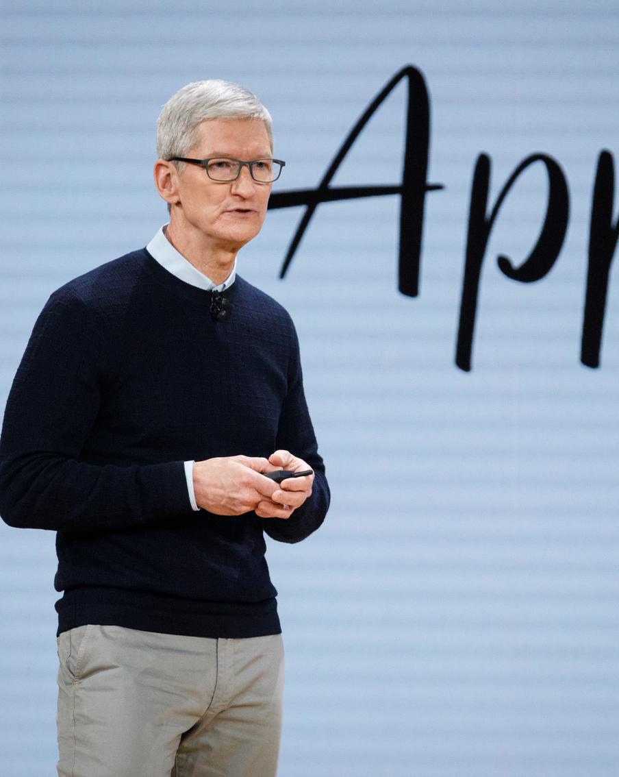 Тим Кук покинул пост гендиректора Apple спустя 15 лет. Тим Кук завершил свою карьеру в качестве генерального директора Apple, перейдя на должность исполнительного председателя совета директоров. Его место занял Джон Патрик Тернус, ранее занимавший пост вице-президента по разработке аппаратного обеспечения