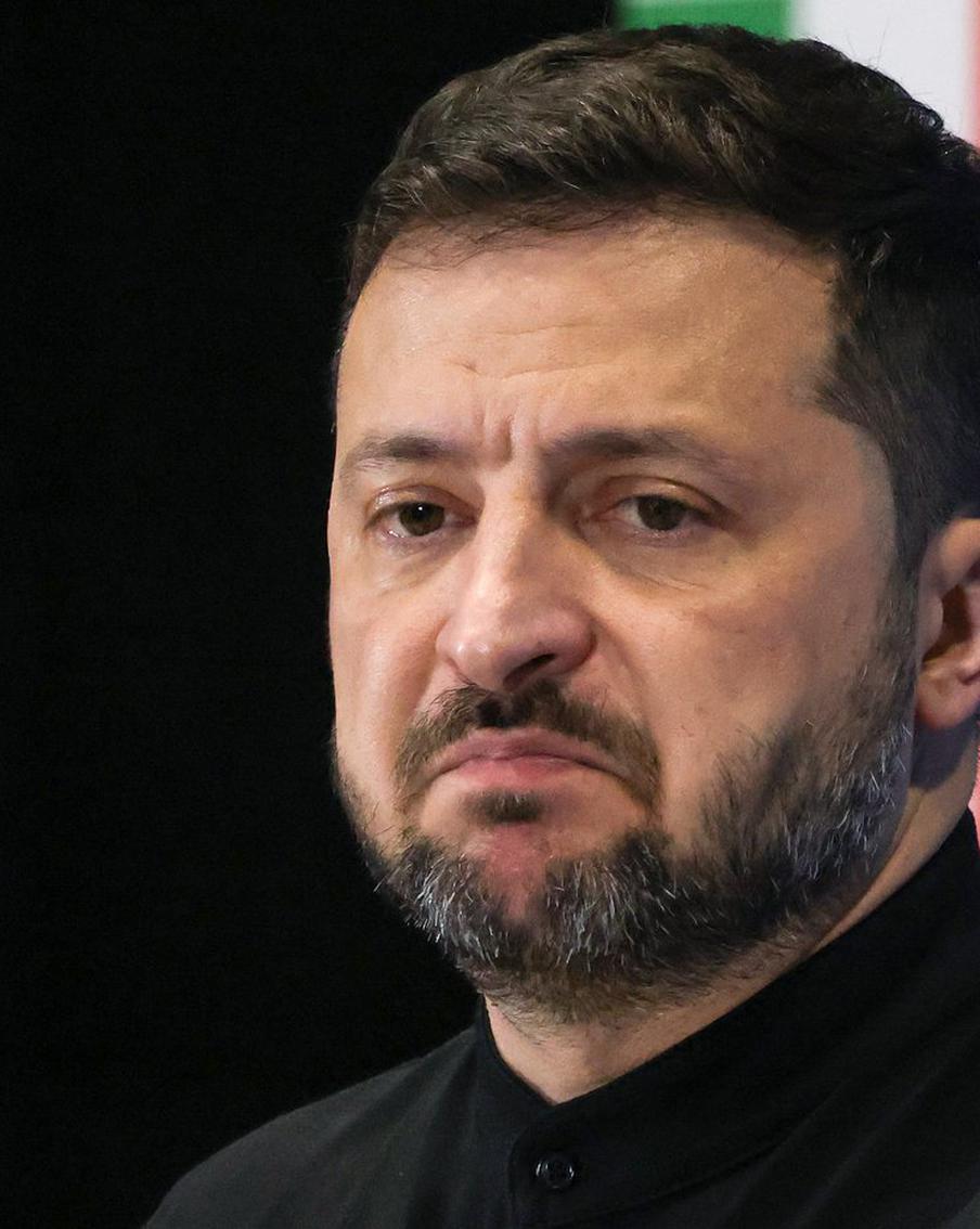 Зеленский призвал авиакомпании прекратить полёты над Россией. Президент Украины Владимир Зеленский обратился к международным авиакомпаниям с призывом прекратить полёты над территорией России из-за беспилотной опасности. Украинский лидер заявил о фактическом закрытии воздушного пространства РФ и поручил дипломатическим представительствам донести эту информацию до соответствующих организаций