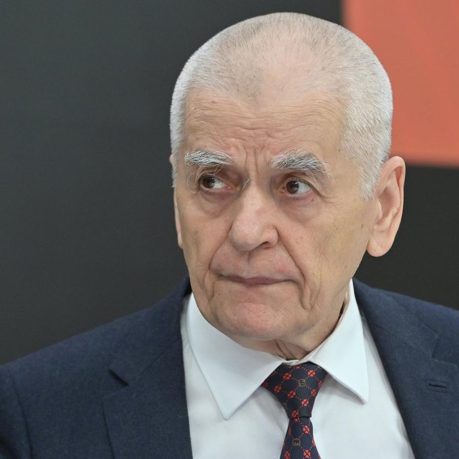 Онищенко заявил о тревожных изменениях в питании россиян. Академик РАН связал проблему с распространением фастфуда и постоянными перекусами, из-за которых люди отказываются от привычного режима завтрака, обеда и ужина