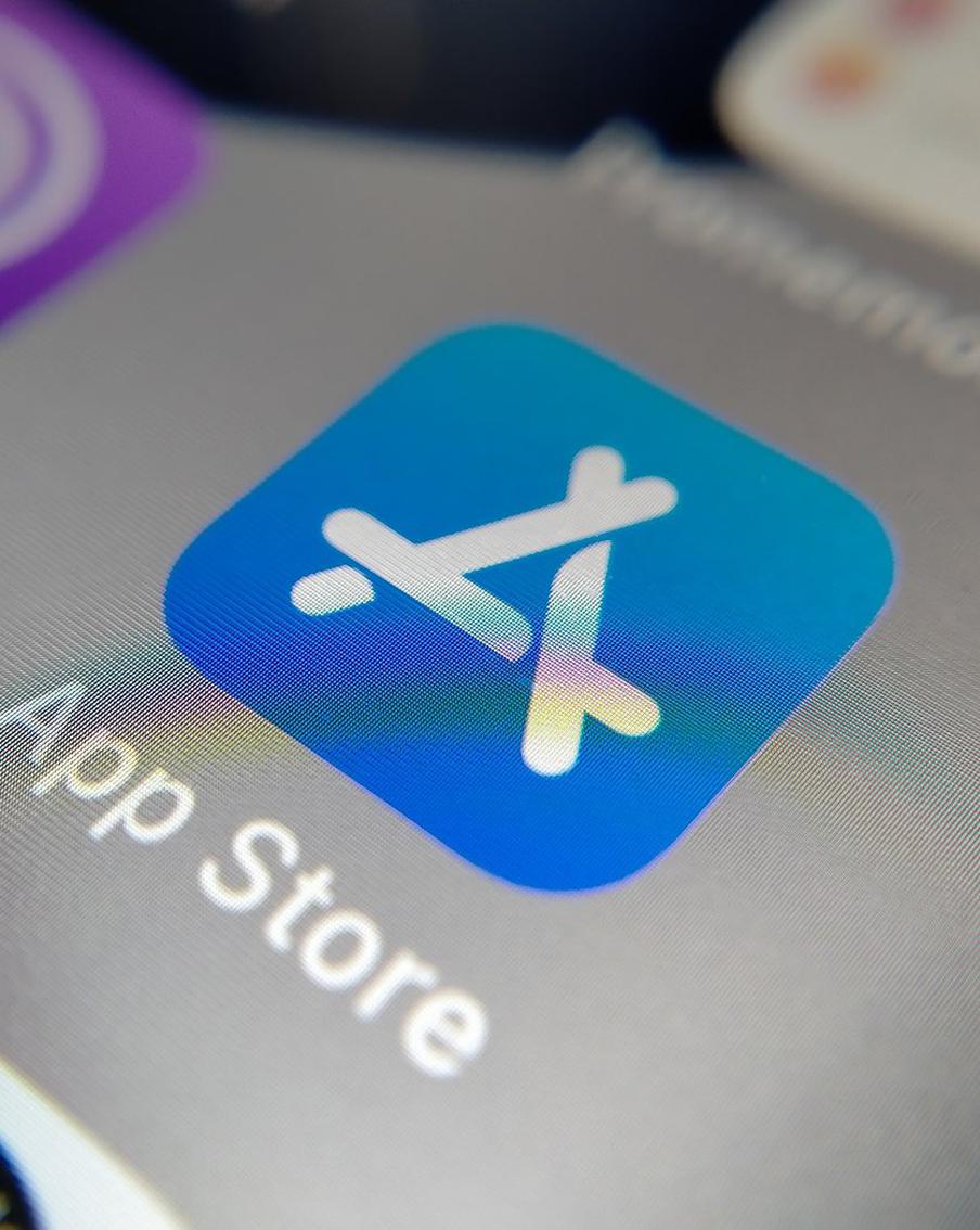 В App Store обнаружили фейковые копии российских приложений. Пользователи столкнулись с поддельными версиями Rutube, национального мессенджера "Макс" и сервиса VK. Некоторые из них поднялись на первые позиции в рейтингах популярных программ