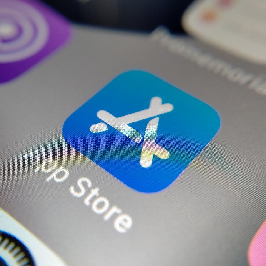 В App Store обнаружили фейковые копии российских приложений. Пользователи столкнулись с поддельными версиями Rutube, национального мессенджера "Макс" и сервиса VK. Некоторые из них поднялись на первые позиции в рейтингах популярных программ