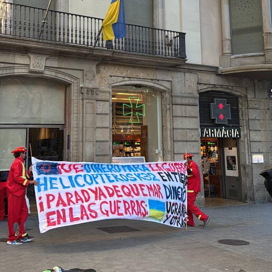 В Барселоне потребовали прекратить санкционную политику ЕС против России. Гражданские активисты-антифашисты вышли к зданию Еврокомиссии с плакатами против расходов на украинский конфликт и напомнили о российских вертолётах Ка-32, которые из-за санкций не используются для тушения пожаров