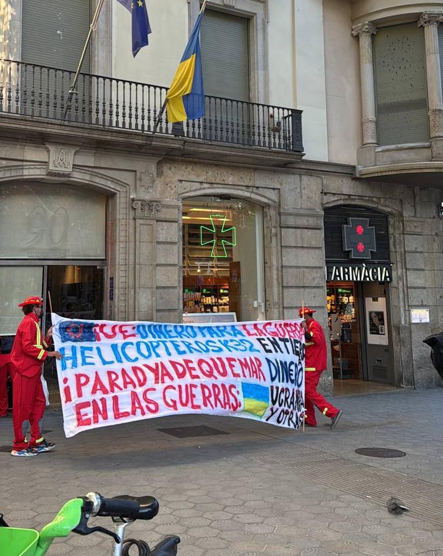 В Барселоне потребовали прекратить санкционную политику ЕС против России. Гражданские активисты-антифашисты вышли к зданию Еврокомиссии с плакатами против расходов на украинский конфликт и напомнили о российских вертолётах Ка-32, которые из-за санкций не используются для тушения пожаров