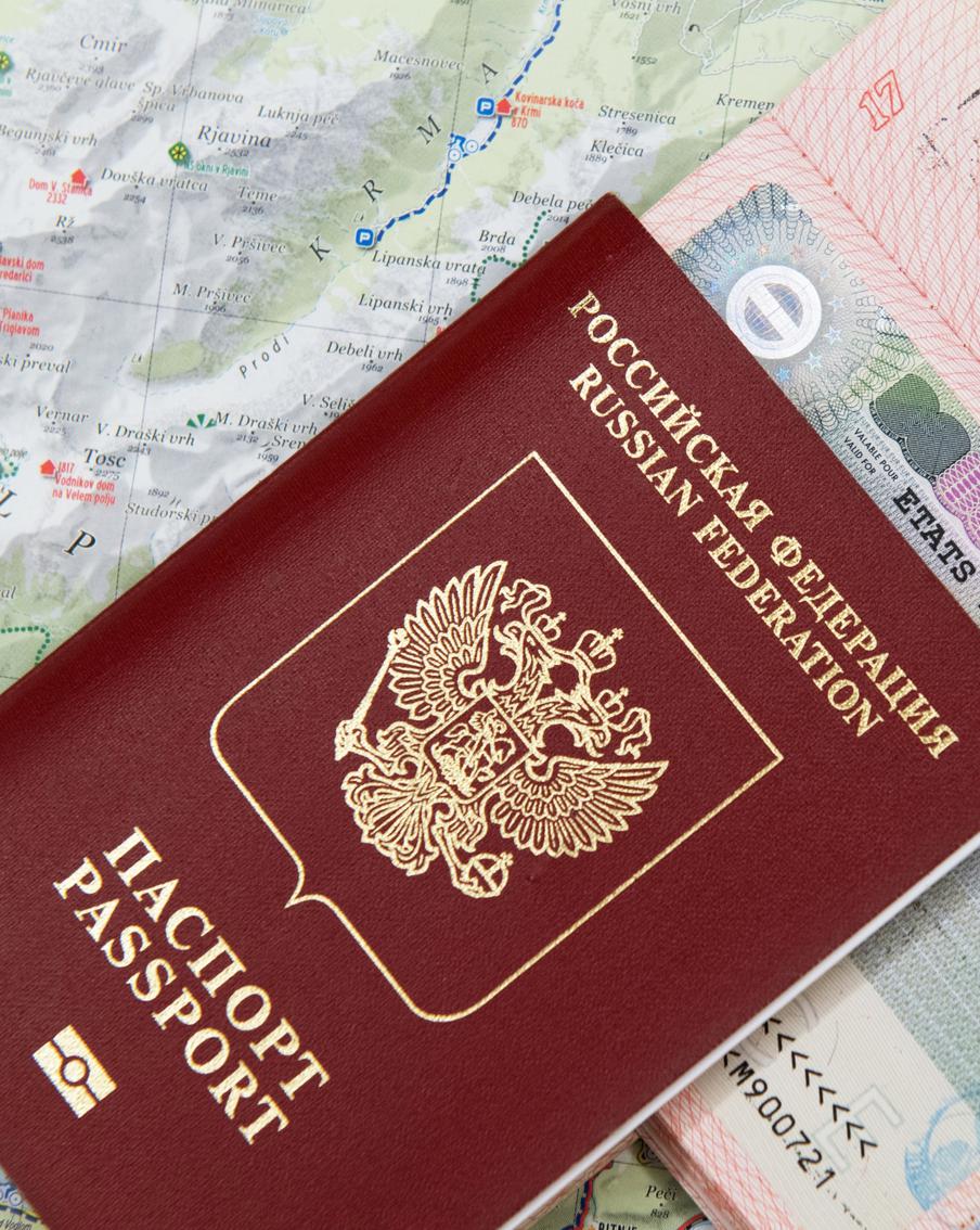 Генконсульство России в Бонне завершит выдачу паспортов 11 сентября. Получить готовый документ можно будет без предварительной записи до указанной даты включительно. Невостребованные паспорта передадут в российское посольство в Берлине