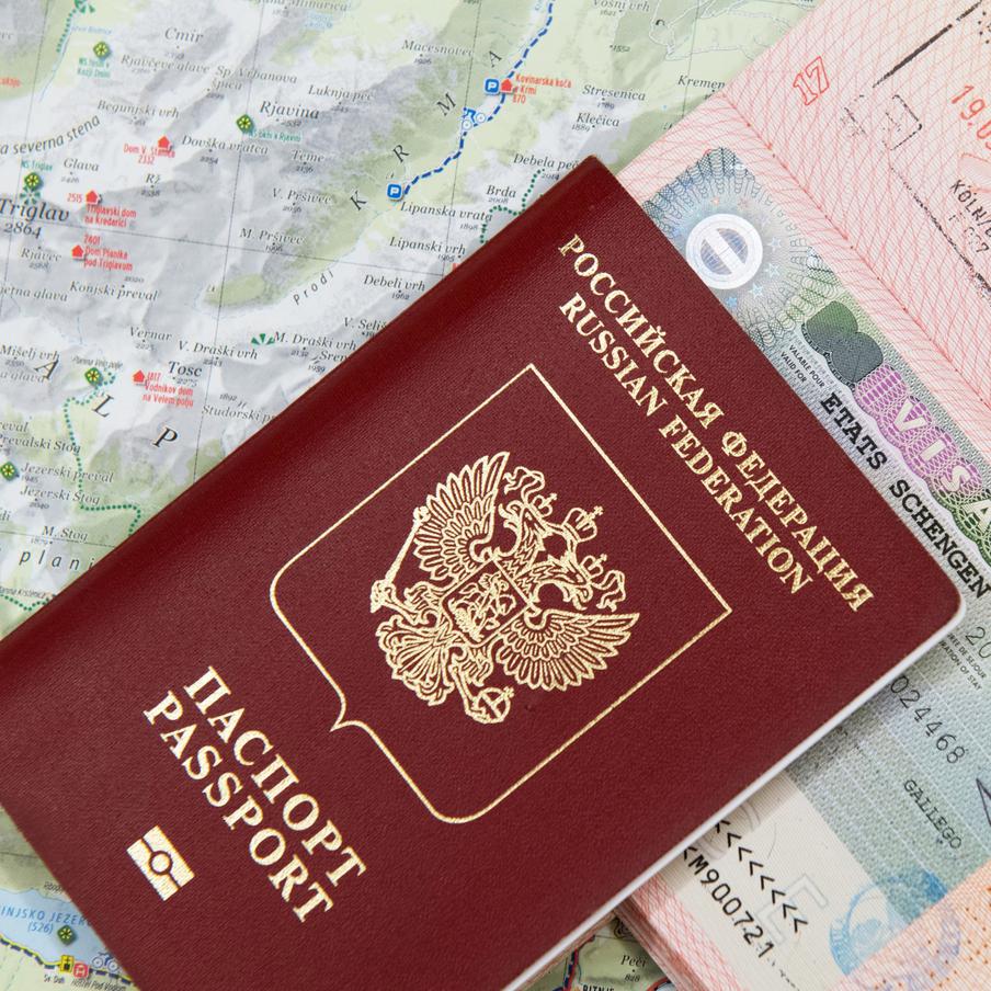 Генконсульство России в Бонне завершит выдачу паспортов 11 сентября. Получить готовый документ можно будет без предварительной записи до указанной даты включительно. Невостребованные паспорта передадут в российское посольство в Берлине